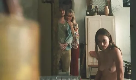 Vruća ruska ljepotica Petrova zadirkuje u seksi bijelom donjem rublju film sex hd 2019