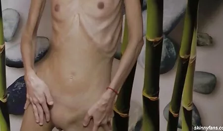 Veliki crni tata films sex hd kurac proteže ur malu elastičnu rupu