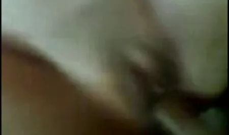 Fleksibilna plavuša na javnoj dancing porno hd pozornici